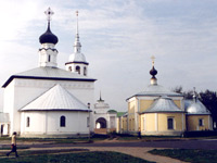 Суздаль. Воскресенская (слева) и Казанская (справа) церкви.