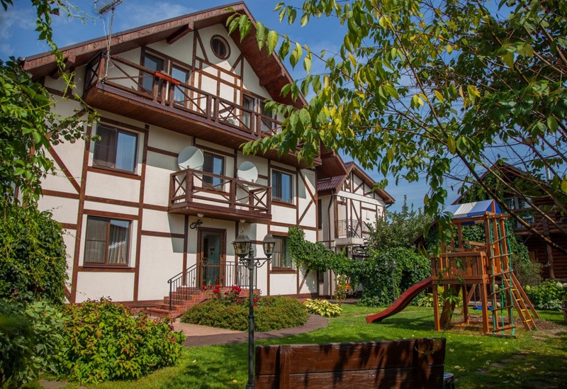 Где забронировать дом. Российский аналог букинга. Заплавье селигер. База отдыха терема тверская область. Этномир подворье.