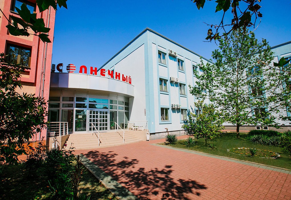 Санаторий Солнечный в Кабардинке - вид на корпуса и море