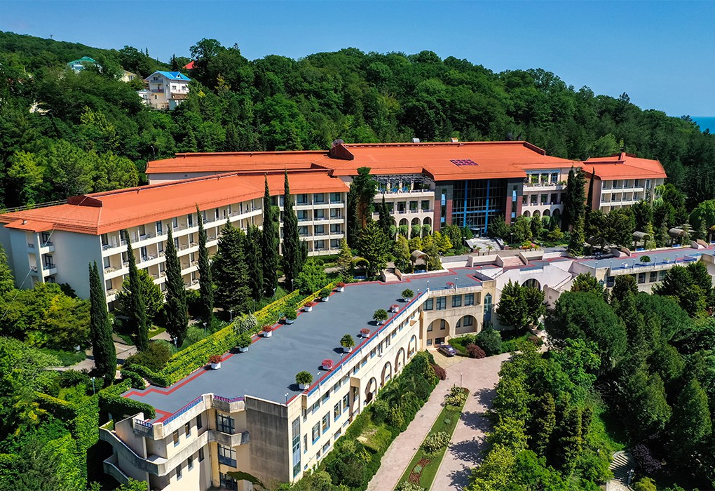 Гостинично-санаторный комплекс Одиссея Wellness Resort в Лазаревском - вид на территорию и корпуса