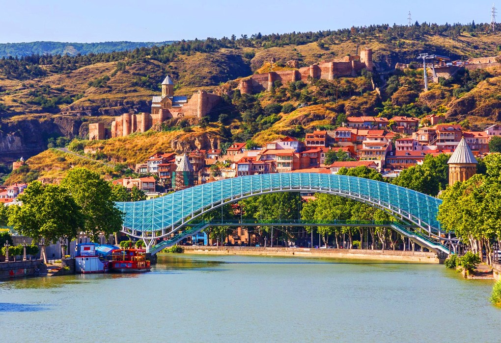 Tbilisi city. Река кура в Тбилиси с мостом. Хрустальный мост Тбилиси. Грузия Тбилиси достопримечательности.
