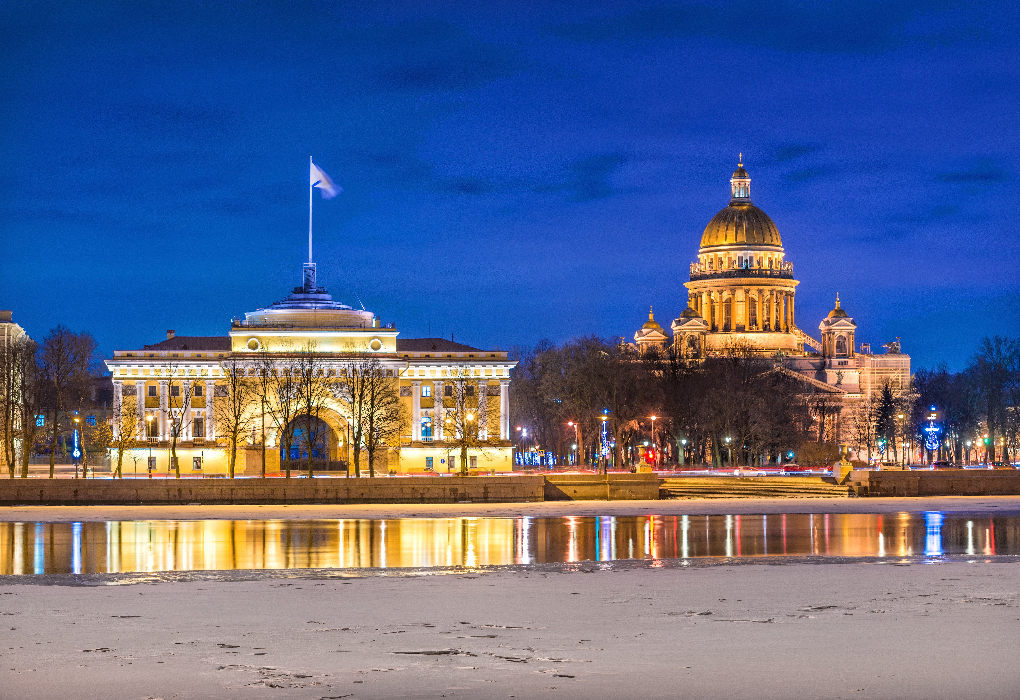 туры в питер январь 2024. дворцовая площадь в санкт-петербурге новый год. туры в питер январь 2024. бриг алые паруса. мойка река в санкт-петербурге здания.